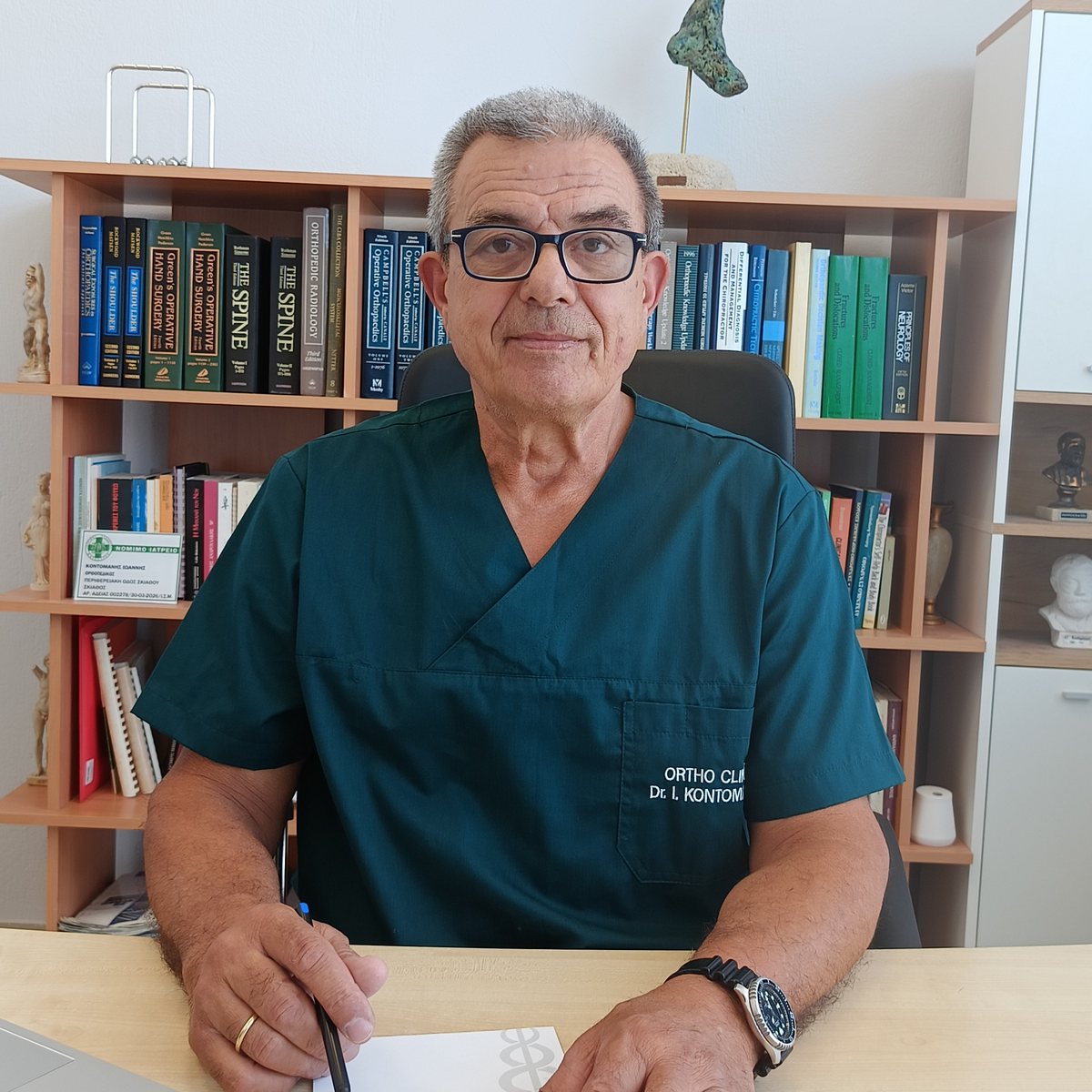 Dr. Ιωάννης Κοντομάνης, Ορθοπαιδικός, στο γραφείο του ιατρείου στη Σκιάθο