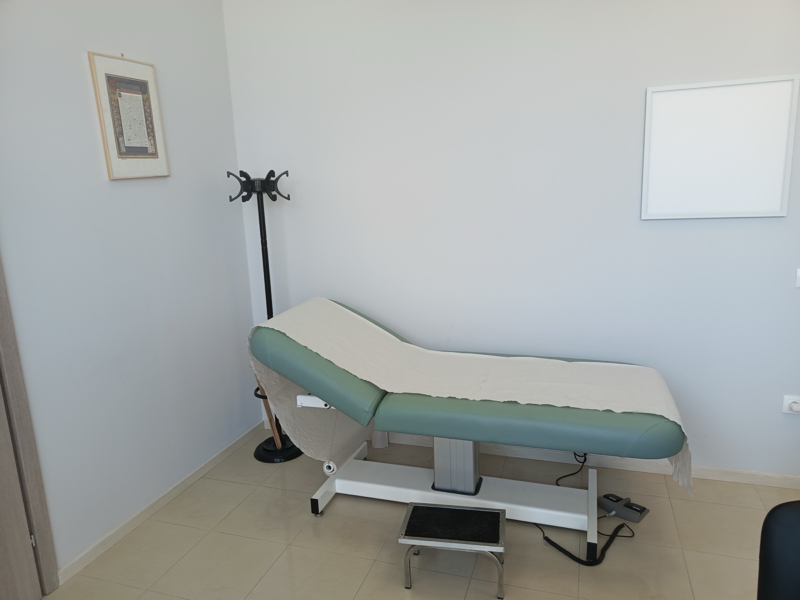 Χώρος θεραπειών με ηλεκτρικό εξεταστικό κρεβάτι στο ιατρείο του Dr. Κοντομάνη, Σκιάθος
